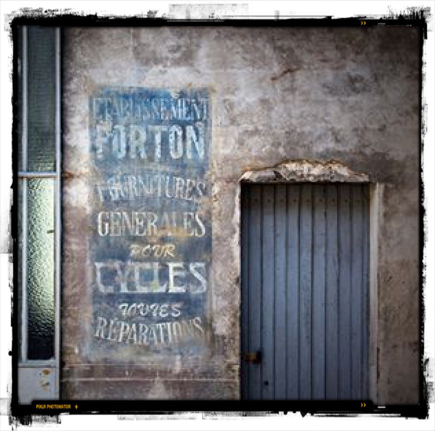 La Parisienne Shop Ghost Image