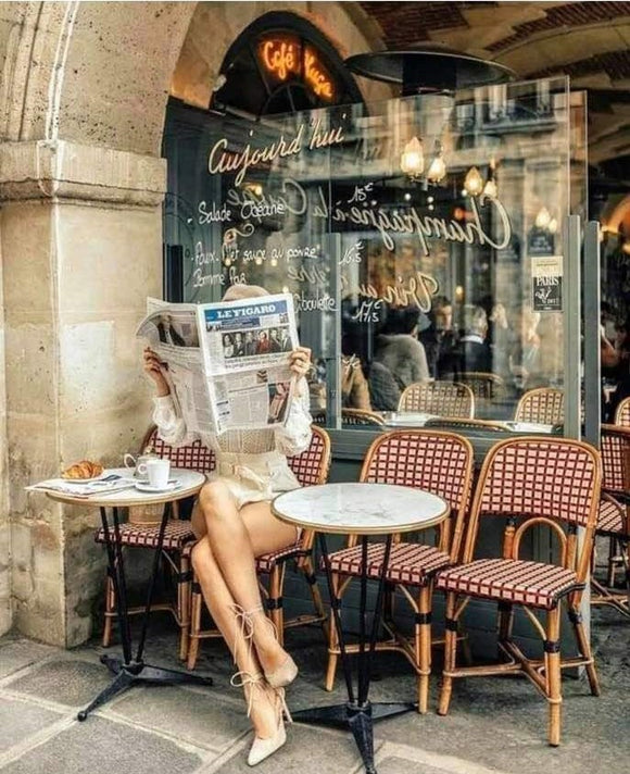 La Parisienne Cafés # 7 - The art of reading a newspaper. - La Parisienne Stylée 🇫🇷