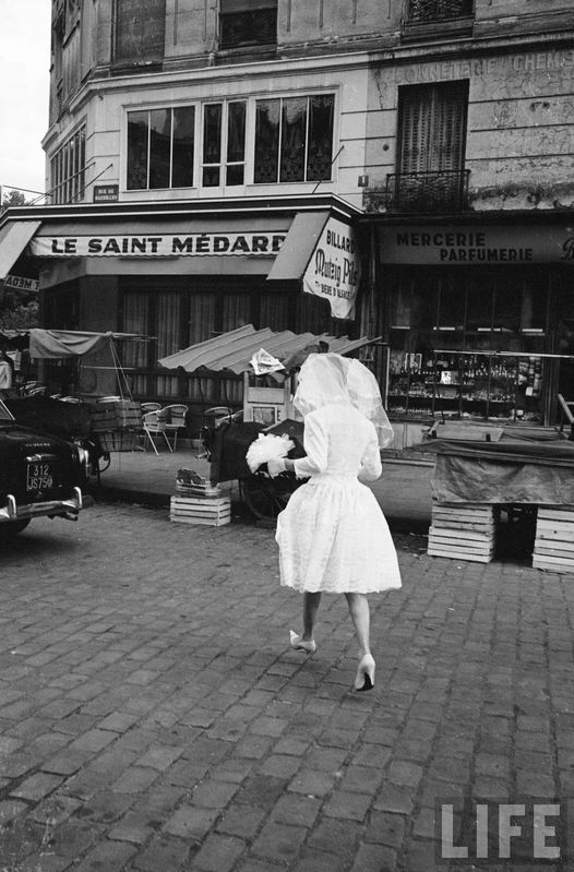 The bride in front of Saint-Médard, 1 rue de Bazeilles 5
